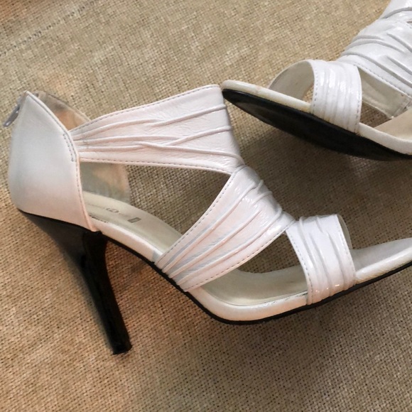 White and black heels - Picture 6 of 7